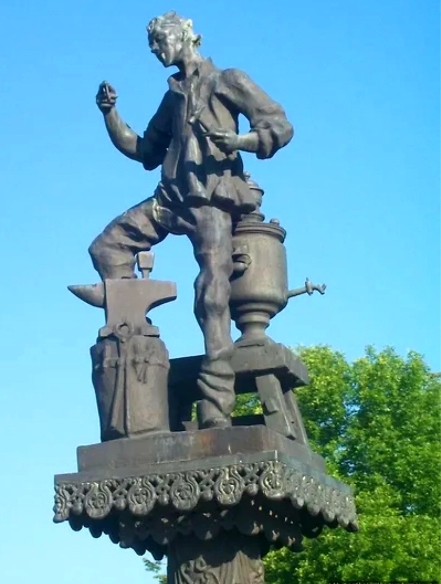 Фрагмент памятника Лескову в Орле 