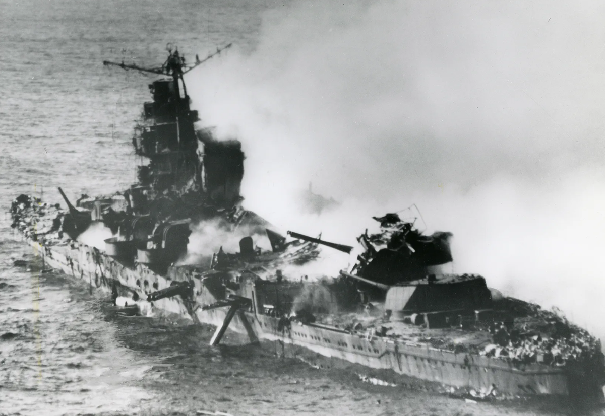 Битва за Мидуэй. Японский тяжелый крейсер «Микума» после атаки американских самолетов.