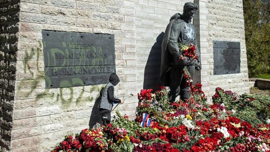    Осквернённый вандалами памятник Воину-освободителю ("Бронзовый солдат"). Таллин, Эстония. Автор фото: rus.postimees.ee
