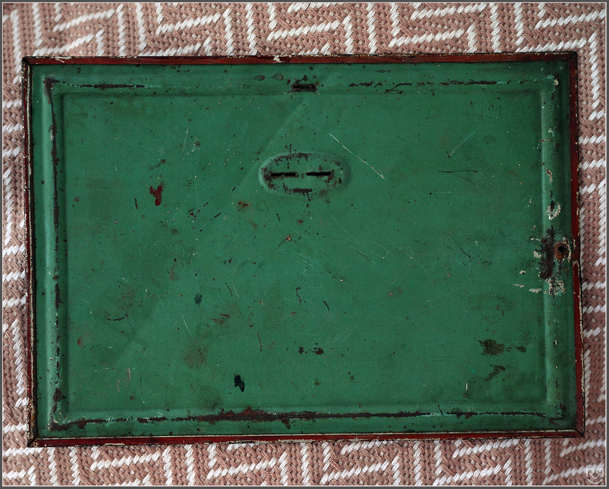 Расположение крепежных отверстий сзади соответствует их расположению на горизонтальных литографиях, как в случае с Лениным. У литографии Сталина были другие.