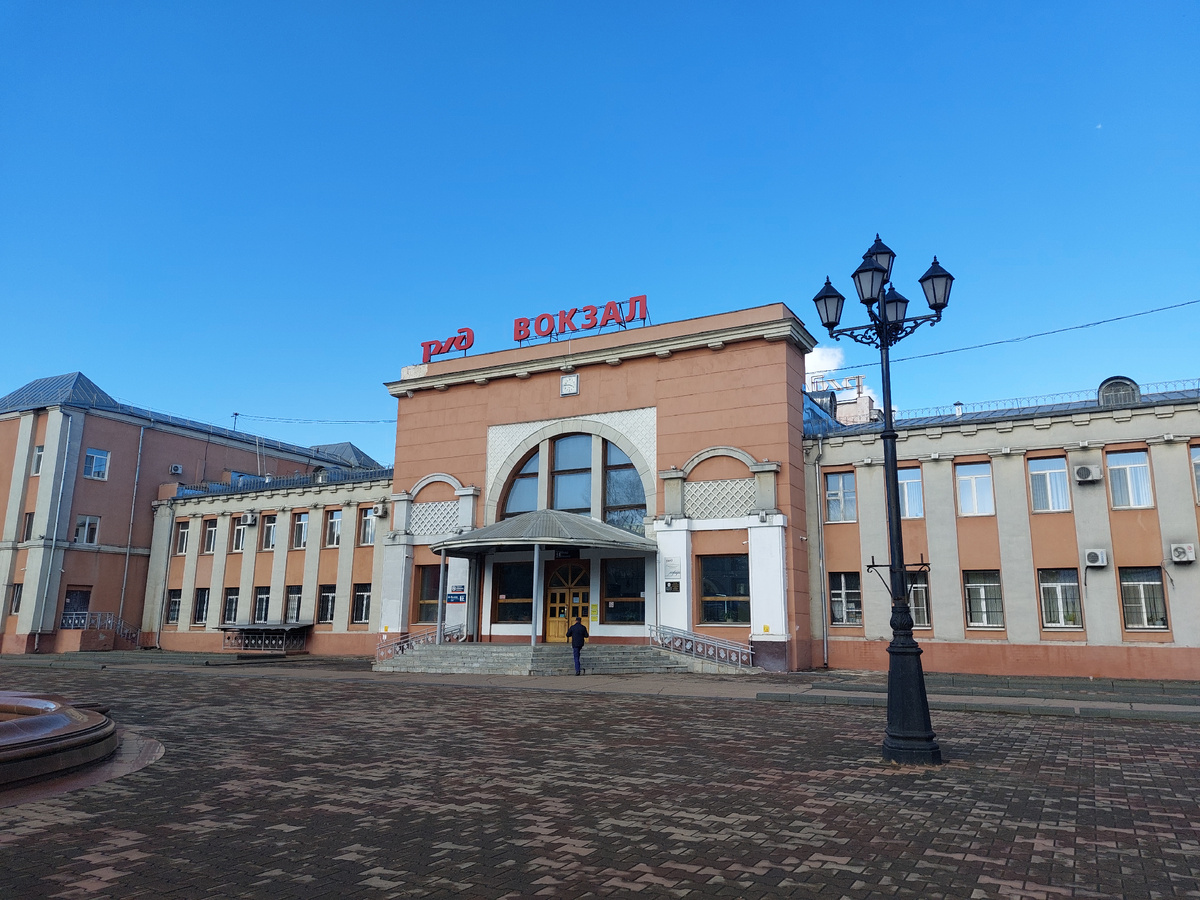 Кадр вокзала с видом со стороны города удался лучше, но со стороны путей кадр интереснее