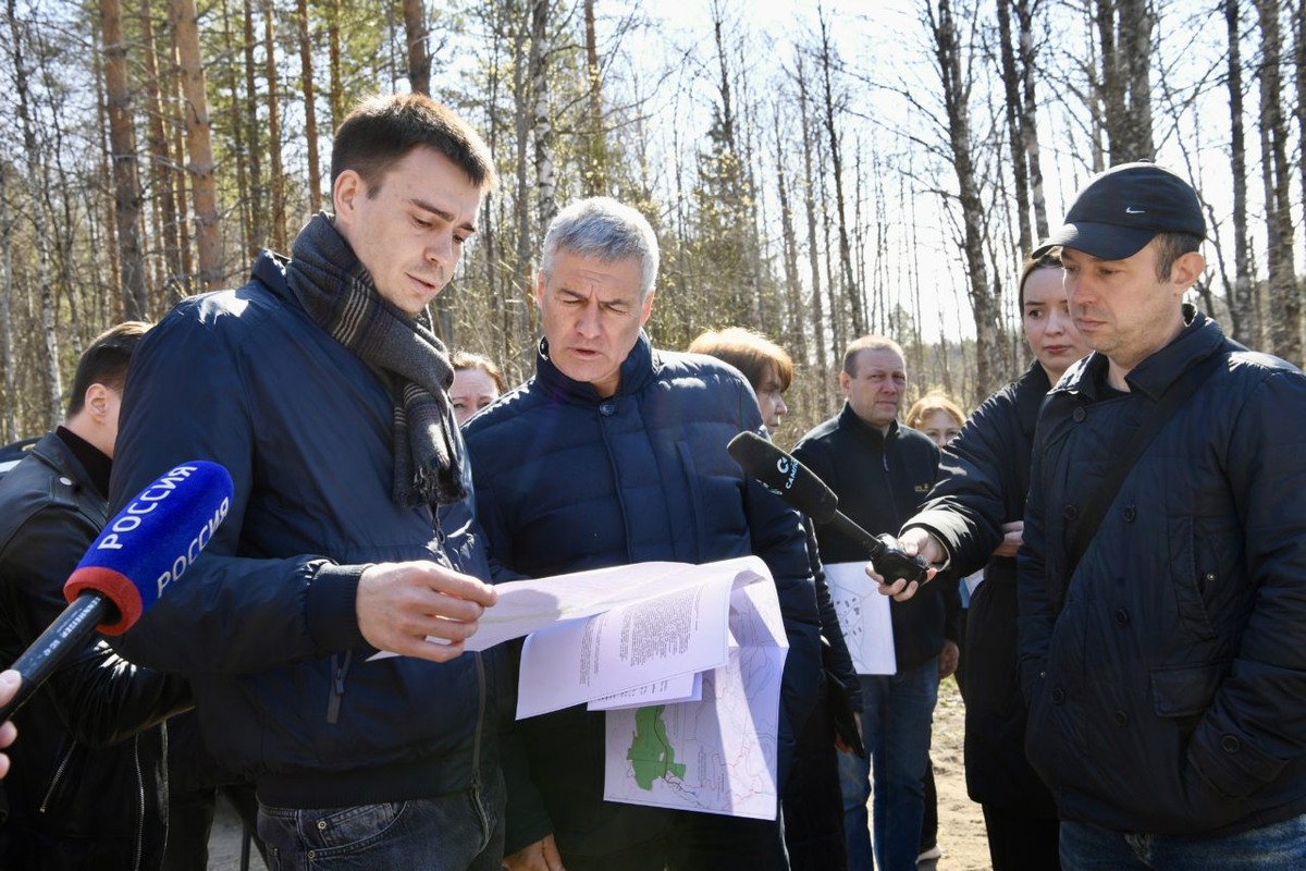    Глава Карелии Артур Парфенчиков посещает место, где построят визит-центр "Онежские петроглифы". Фото: "Республика" / Оксана Кудряшова