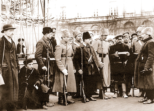 Рабочая милиция на посту у Смольного, октябрь 1917 года
