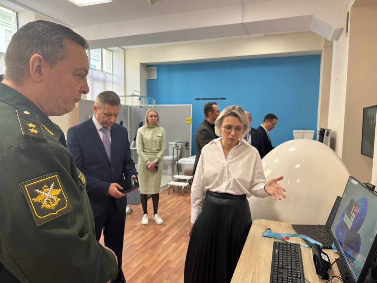 Специалист по подбору средств АДК Евгения Поручикова демонстрирует работу айтрекера