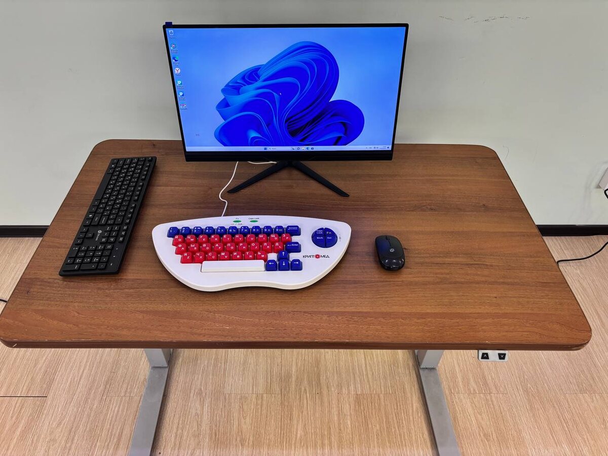 Комплект 1: моноблок, специализированная клавиатура для инвалидов Tap-tap, стол с микролифтом