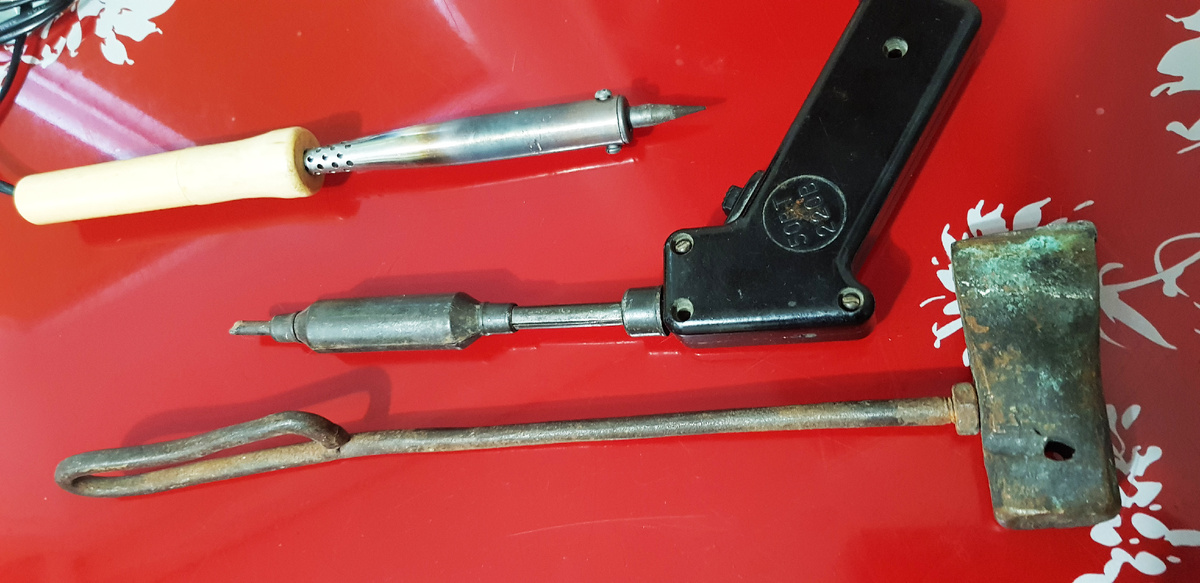 Старые инструменты советских лет хранятся у меня на память и по сей день.