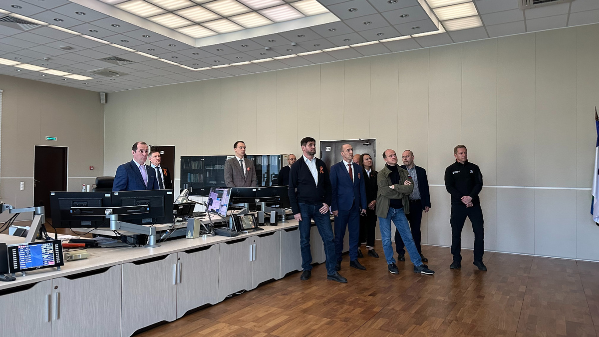 Заместитель министра энергетики Российской Федерации Петр Конюшенко в диспетчерском зале Курского РДУ ( слева ) 