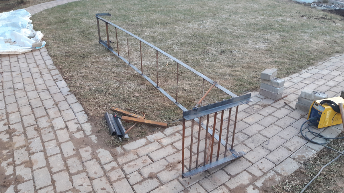 Устройство лестницы для монтажных работ в колодце