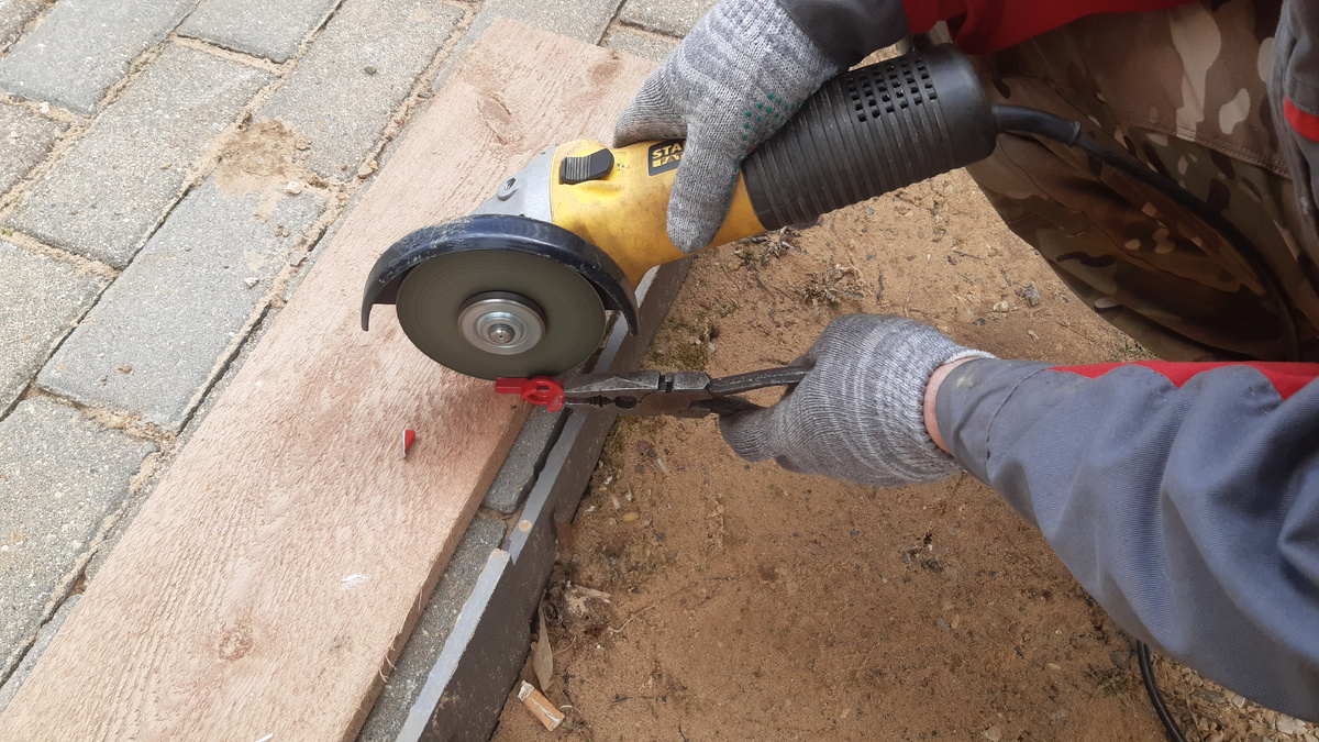 Спиливание части флажка крана