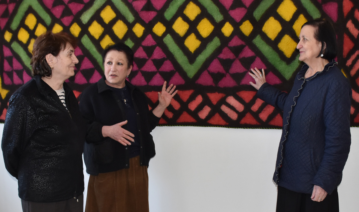 Посетители выставки с интересом рассматривают и живо обсуждают представленные экспонаты. Фото Светланы КИЛБА.