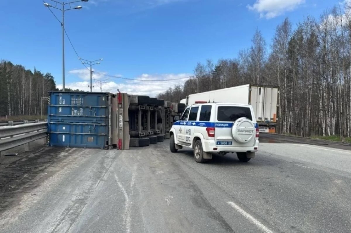    Опрокинувшаяся фура перегородила движение по трассе Пермь – Екатеринбург