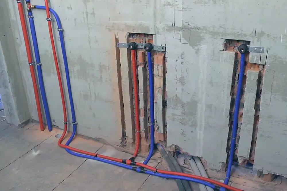 Это тройниковая разводка: все трубы соединены последовательно с помощью тройников