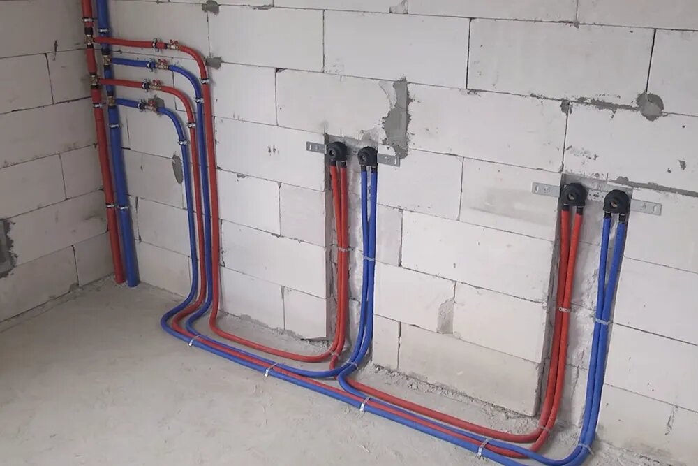 Это шлейфовая разводка в квартире до подключения приборов: вода циркулирует через проходные водорозетки — их делают в форме полукруга
