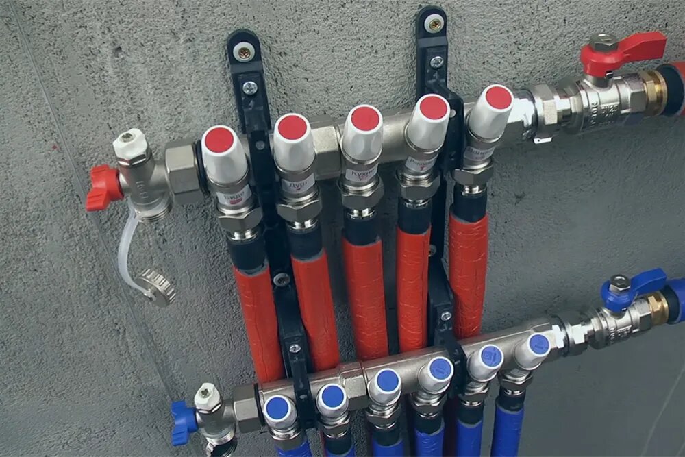 Это коллекторная разводка. Коллектор распределяет воду по линиям — трубам, которые идут вниз