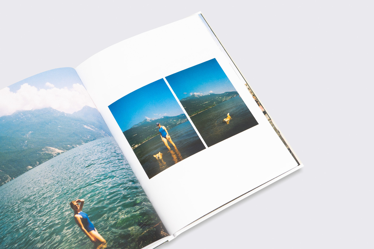 Акцентный снимок в полноразмерном формате на одной стороне разворота и два дополнительых фото на другой.