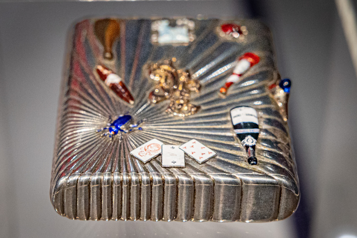 Портсигар офицерский памятный, фирма Карла Фаберже, мастерская Генриха Вигстрёма, Санкт-Петербург, 1908-1918 гг., cеребро, золото, стекло, эмаль, 9,4×7,2×1,7 см