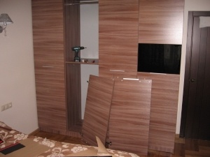 Отсоединение деталей шкафа в вертикальном положении