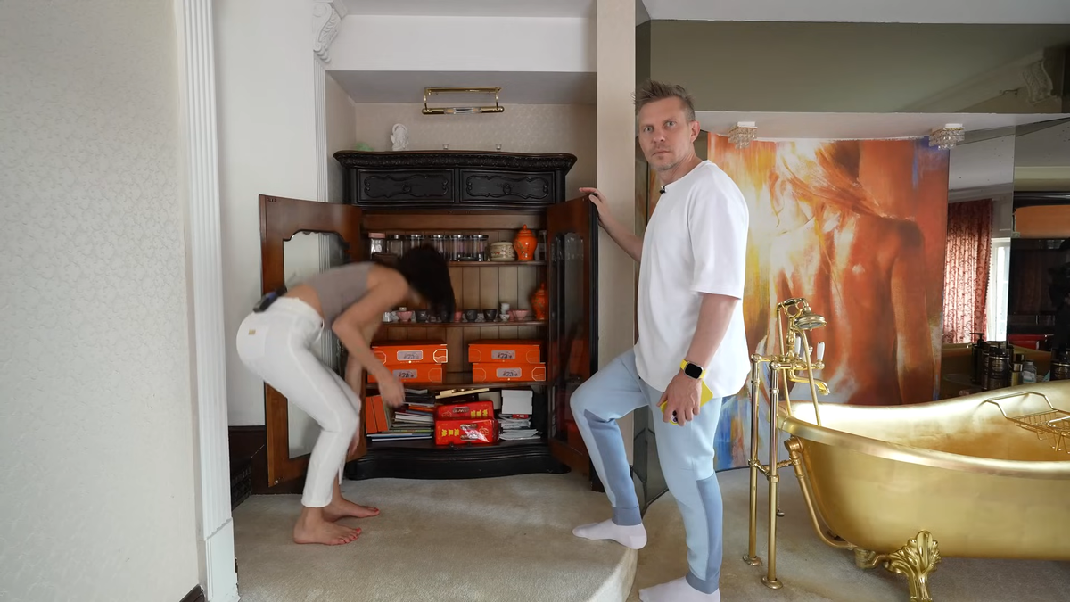 Юлия очень удивила гостя своим интерьером 