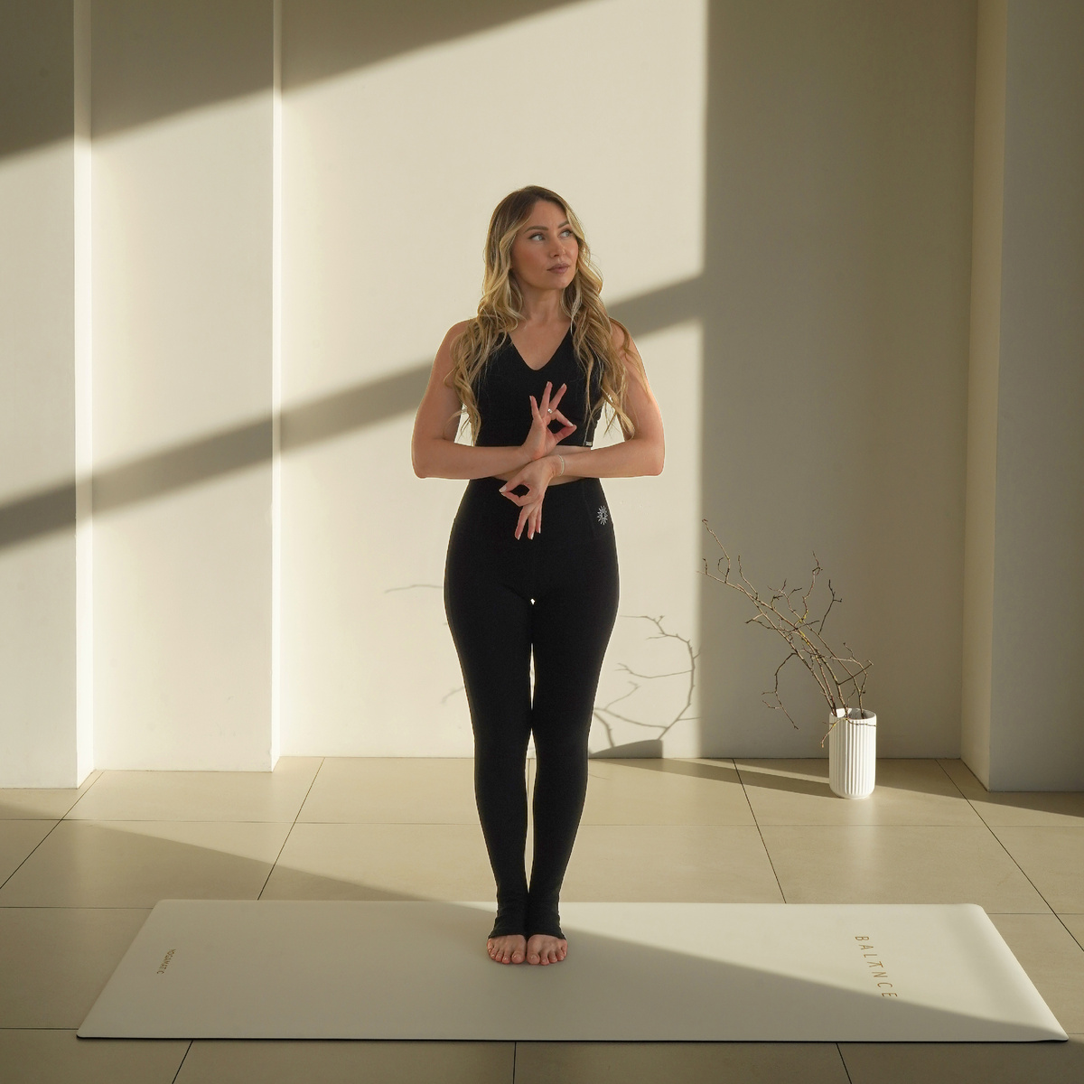 на фотографии коврик Balance от Арт Йогаматик