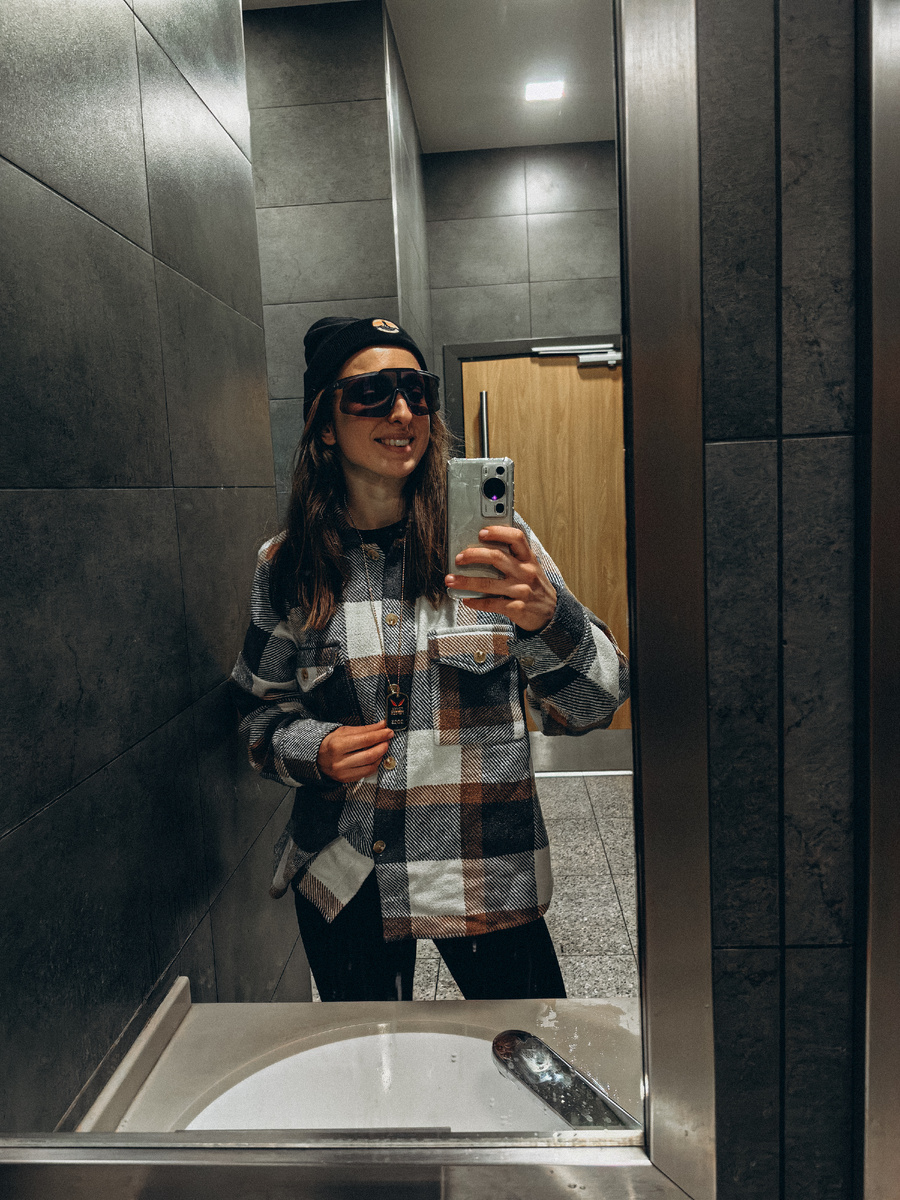 Это я во вкусно и точка, радостная, поела, отогрелась, стою улыбаюсь со своим первым в жизни жетоном! 