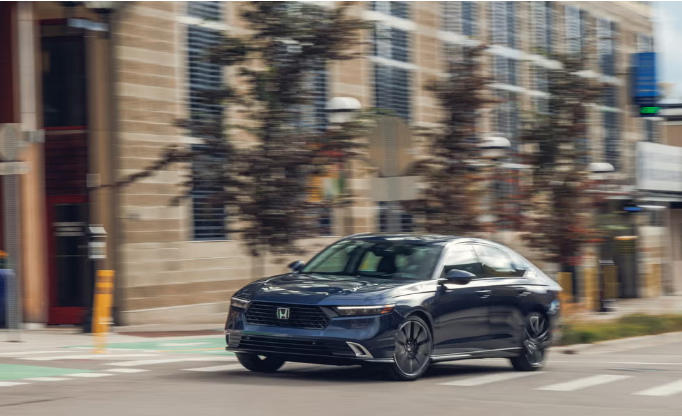 Гибрид Honda Accord 2023 года выпуска.