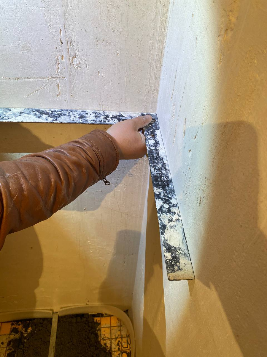 Сверяем углом вывод стен под 90 градусов.