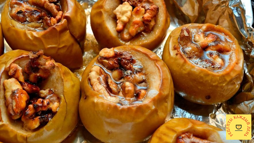 Начинка из орехов и изюма внутри, запекаются в духовке 30 минут.
