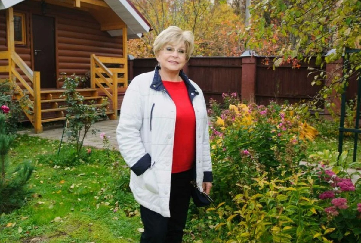 Но реальность оказалась немного другой — загородный дом Ангелины Михайловны расположен всего в 15 километрах от Москвы, в Лобне.