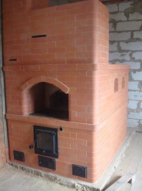 У этой русской печи есть выход для парового котла. То есть печь не просто разогревает сама себя, а еще и подает тепло на котел. От котла разведено паровое отопление, стоят радиаторы