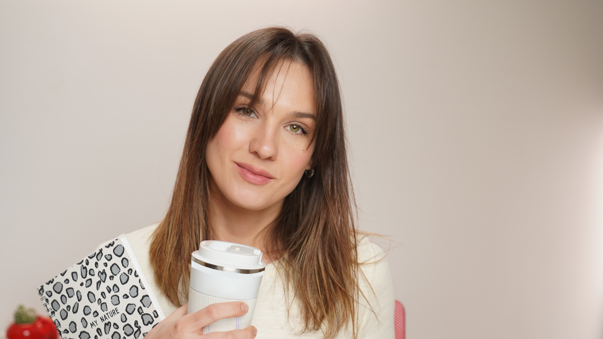 Привет, Красотки! Меня зовут Оксана, и добро пожаловать в мой блог. Сегодня расскажу вам про свое окрашивание бровей. 