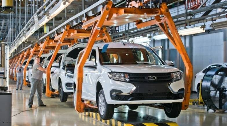 В апреле 2025 года продажи Lada сократились на 33% по сравнению с аналогичным периодом прошлого года — до 28,7 тыс. автомобилей. Это худший показатель за последние годы, и он отражает общее падение российского авторынка, который просел на 44,4% за тот же месяц.
