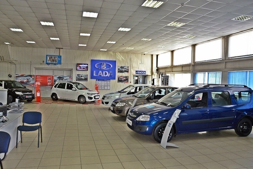 Первый квартал года также не принес позитива: совокупные продажи Lada упали на 16,8%, составив 76,2 тыс. машин.

Почему так происходит? Какие факторы давят на рынок? И есть ли шансы на восстановление?