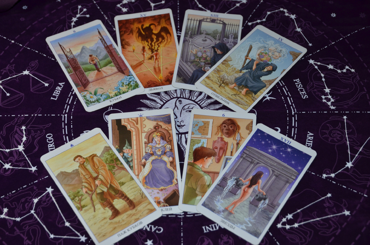 Таро расклад: Молчит ли он о чувствах, или чувства навеки уснули в его душе?