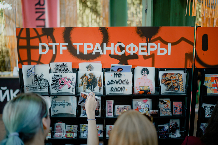 Технологию DTF технологию можно применить и в создании термопаков компании.