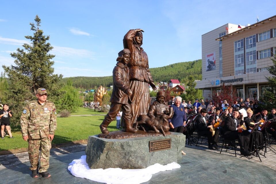    Открытие памятника труженикам тыла и детям войны в Горно-Алтайске. Источник: altai-republic.ru