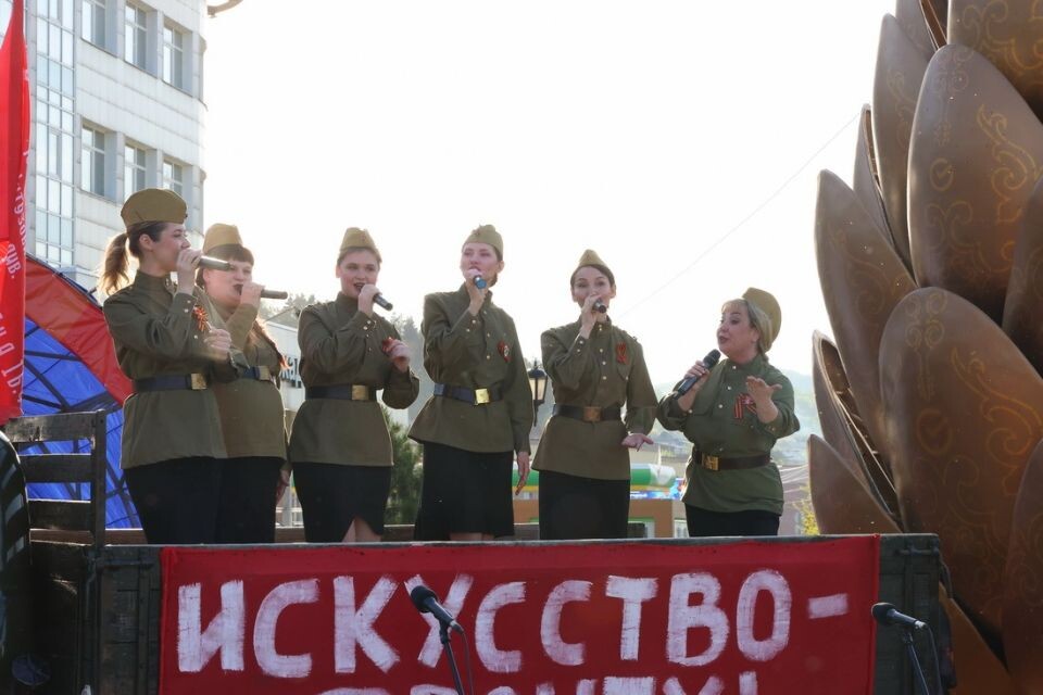    Открытие памятника труженикам тыла и детям войны в Горно-Алтайске. Источник: altai-republic.ru