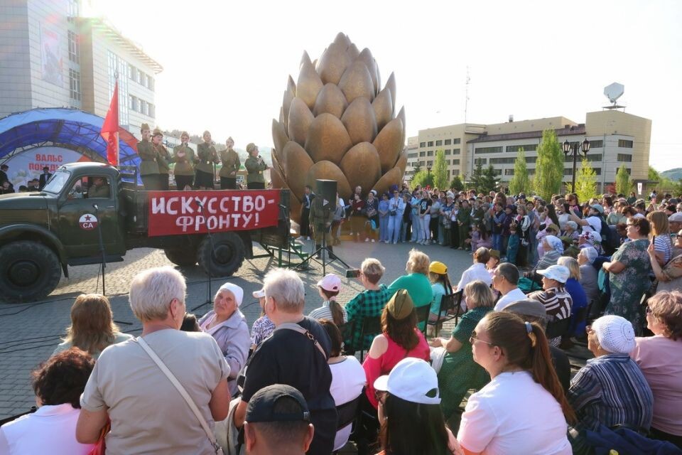    Открытие памятника труженикам тыла и детям войны в Горно-Алтайске. Источник: altai-republic.ru