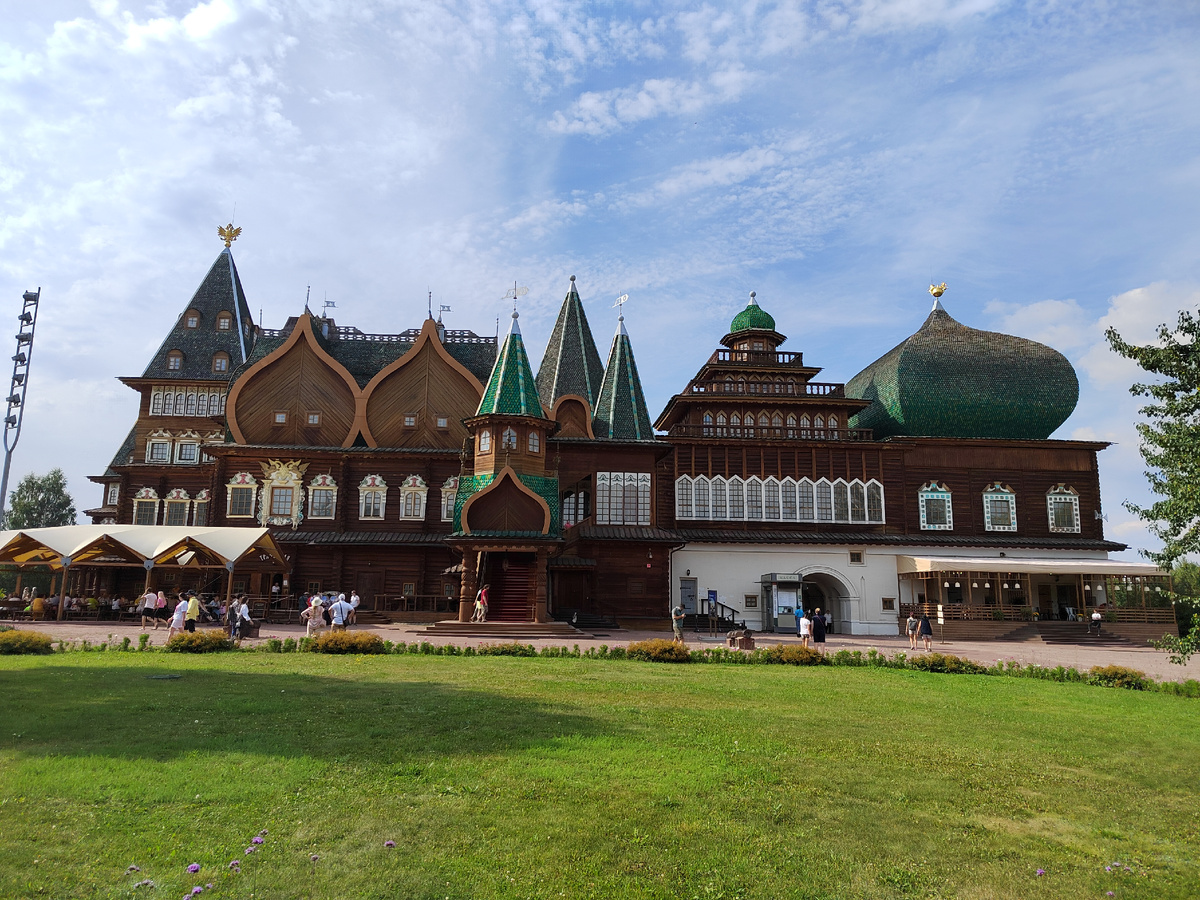 Деревянный дворец царя Алексея Михайловича — памятник деревянного зодчества XVII века. Фото КруглоСветно КруглоГодично.