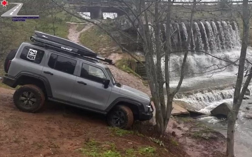    Съехавший с обрыва внедорожник помогли вытащить сотрудники ГАИ под Ижевском
