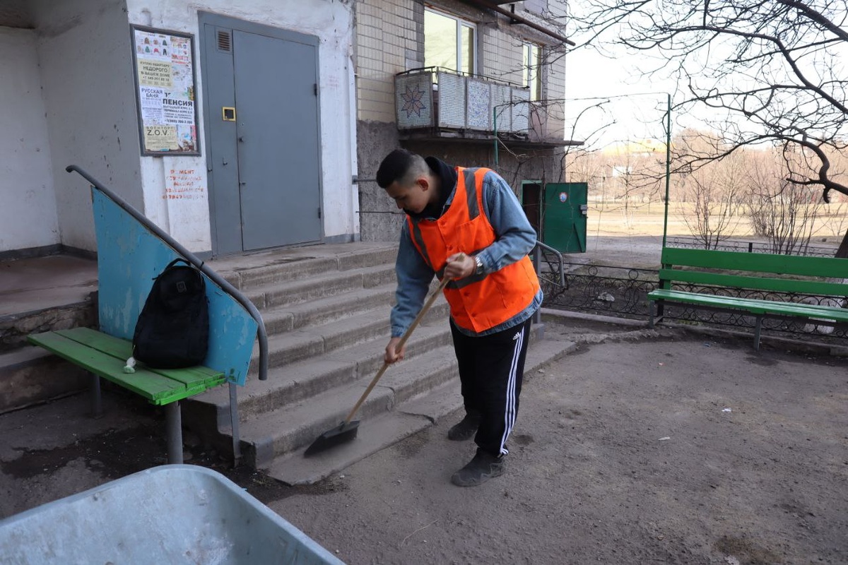 Работа дворника – это целая наука, которая позволяет не просто «гонять» пыль и мусор с одного участка на другой, а делать уборку качественно