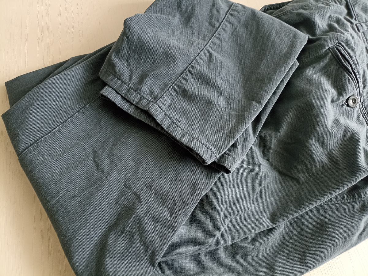 Камера быбеливает цвет ... Брюки серо- зелёного цвета... 