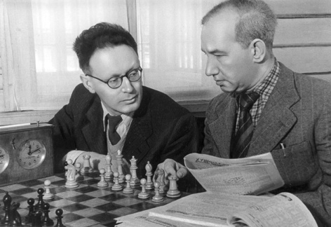 Михаил Ботвинник и его помощник Вячеслав Рагозин.