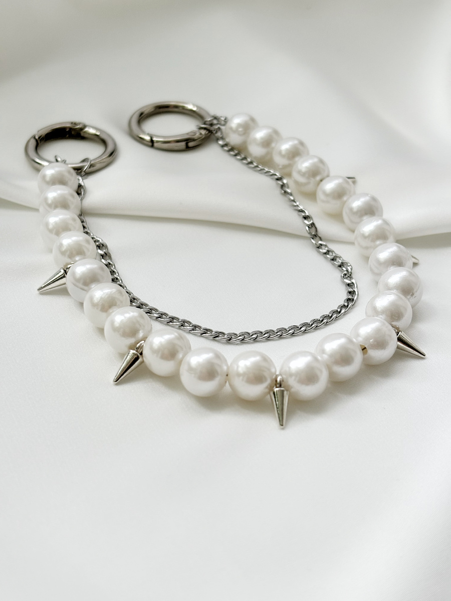 В 2025 году одним из самых ярких трендов в мире моды станет обвес на сумку.