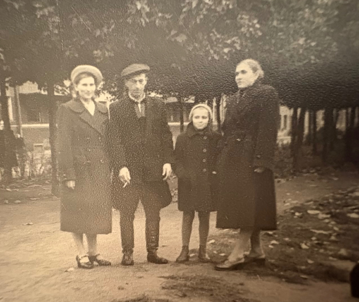Здесь на фото мой дедушка Василий ( в галифе), мамочка и бабушка Анна.