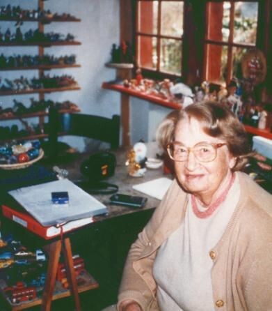 Ловенфельд в старшие годы в своем кабинете. На фото можно заметить, что все помещение просто заставлено игрушками, которые используются в рамках детской терапии. Фото из Яндекс.картинок