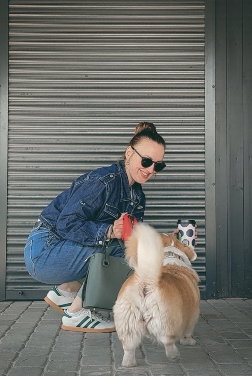 Пронырливая собака и ее кормилица