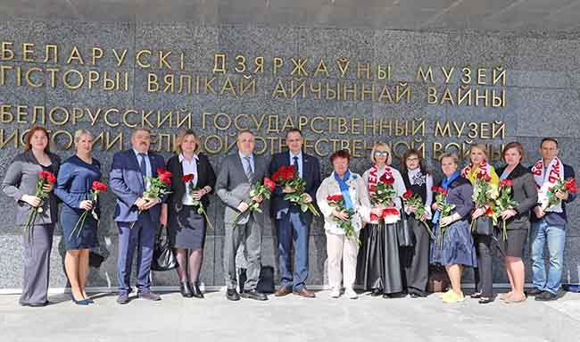 После диалоговой площадки в музее состоялось возложение цветов к стелле «Минск – город-герой»