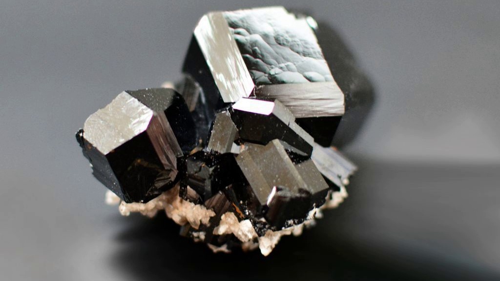 Чёрный турмалин. Шерл. Фото multiurok.ru