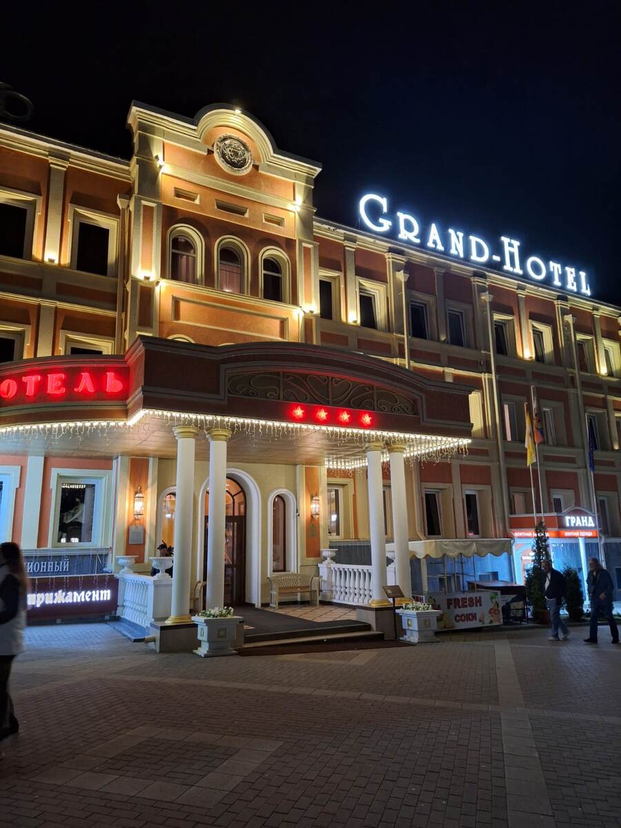 Гостиница "Гранд-Отель" в Кисловодске является и уютным отелем, и местной достопримечательностью (листайте вправо,чтобы увидеть больше)