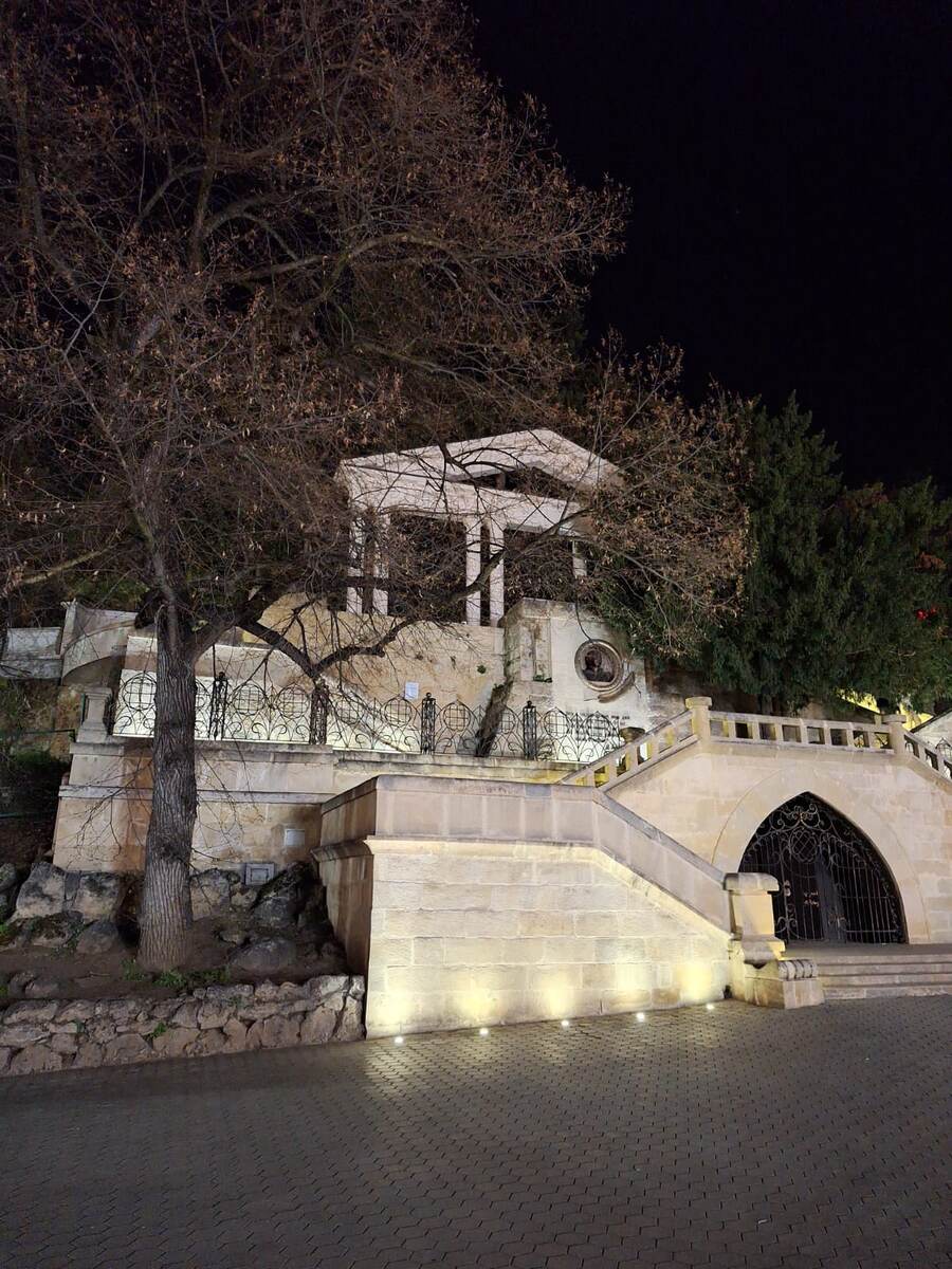 Не буду перечислять все красивости бульвара, просто несколько вечерних фото (листайте вправо, чтобы увидеть больше)